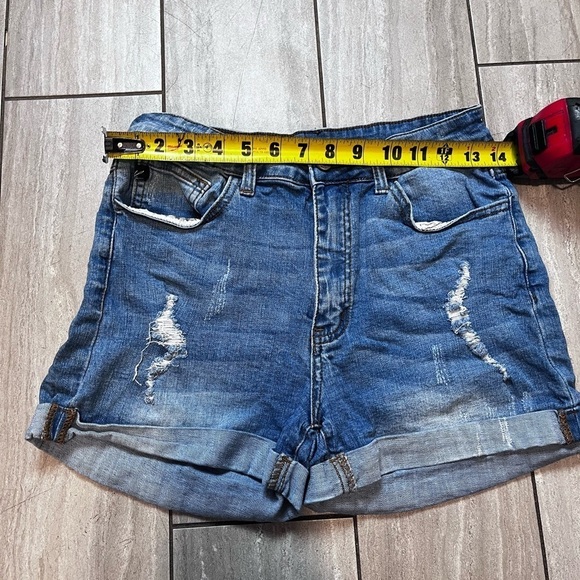 KanCan Womens Light Wash Distressed Cuffed Denim Shorts Size 28 - Picture 3 of 7
